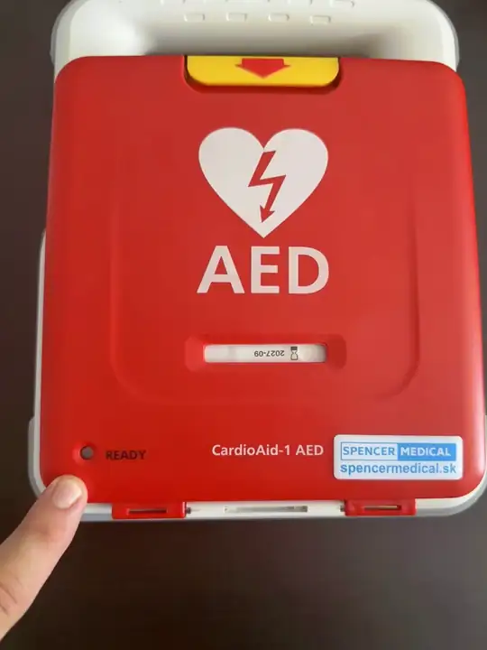 Animácia: kontrolka READY na zatvorenom CardioAid-1 krátko blikne nazeleno každé 2 sekundy