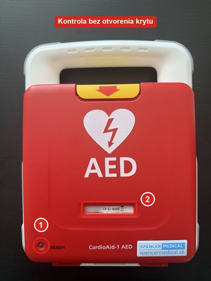 CardioAid-1 so zatvoreným krytom: 1 kontrolka READY, 2 okienko s dátumom exspirácie elektród